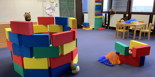 Spiellandschaft Spiellandschaft aus bunten Großbausteinen in einem Spielzimmer